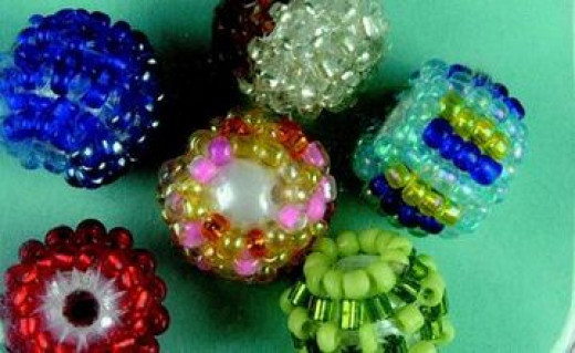 Perle mit Rocailles besetzt Farbenmix