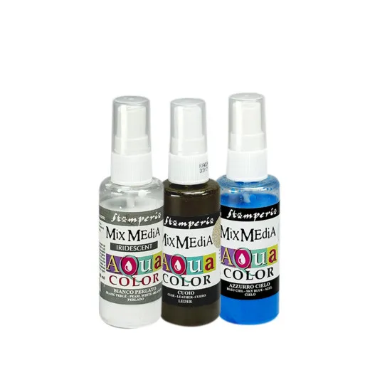 Drei Sprühflaschen Stamperia Aquacolor in den Farbtönen Bianco Perlato (Perlweiß, irisierend), Cuoio (Leder) und Azzurro Cielo (Himmelblau).
