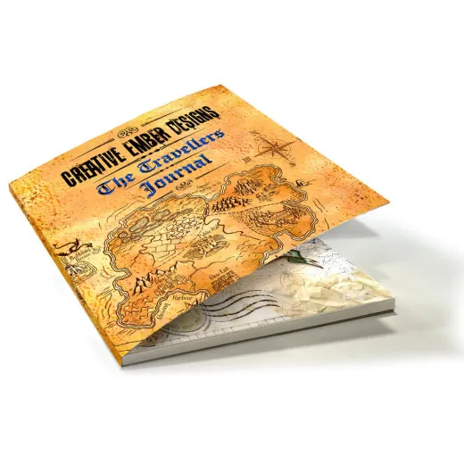 Art Journal The Travelers von Creative Ember Designs mit Reisekarte Cover in Orange-Gold, aufgeschlagen mit verschiedenen gestalteten Seiten