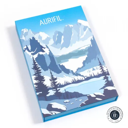 Aurifil Le Alpi Adventskalender 2024 in limitierter Auflage mit winterlicher Alpen-Illustration auf blauem Cover