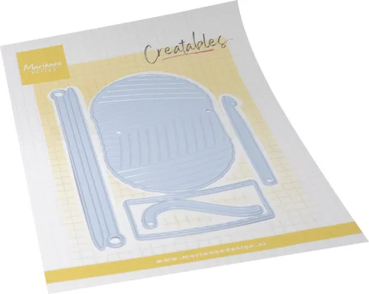 Creatables-Stanzen für ein Wollknäuel mit Prägelinien, zwei Stricknadeln und ein Garnetikett