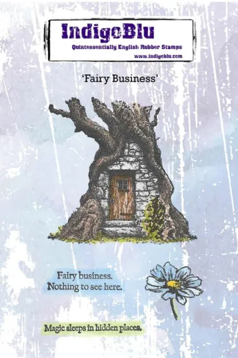 Illustration eines steinernen Feenhauses mit Baumwurzeldach und Blüte, dazu die Sprüche „Fairy business“ und „Magic sleeps in hidden places“.
