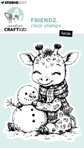 Verpackungsvorderseite mit unkoloriertem Clear-Stamp-Motiv der Giraffe Lucas beim Bau eines Schneemanns, mit Schal