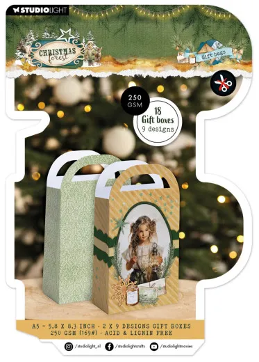 Zwei Geschenktüten aus dem "Gift Bags"-Set, eine mit grünem Muster und eine mit Mädchen-Fotomotiv und Laterne, vor Weihnachtsbaum dekoriert