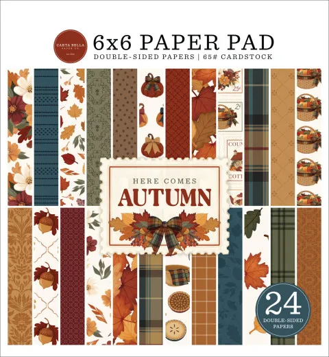 Cover des 6x6 Paper Pad Here Comes Autumn mit Motivübersicht: Herbstblumen, Blätter, Kürbisse und Karo-Muster in warmen Farben.