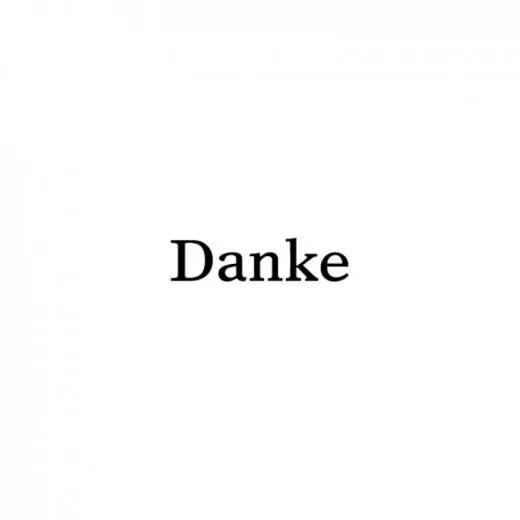 Blau in Gelb Holzstempel mit dem Schriftzug Danke in klaren Druckbuchstaben auf weißem Hintergrund