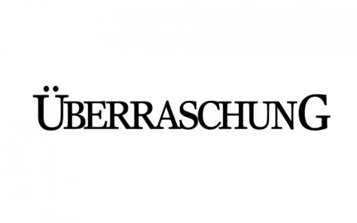 Schriftzug Überraschung als schwarzer Stempelabdruck auf weißem Grund