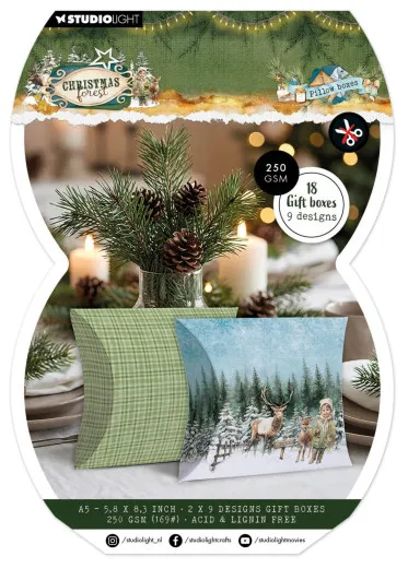 Zwei Kissenschachteln aus dem "Pillow Boxes"-Set, eine grün-kariert und eine mit Rentier-Winterszene, mit Kerzen und Tannenzweigen dekoriert