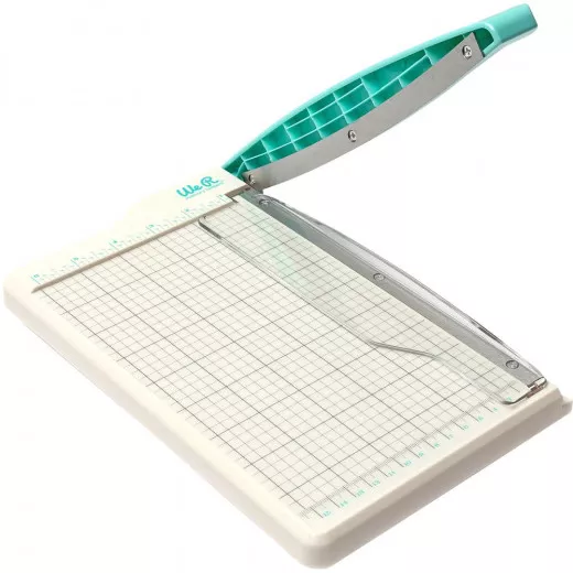 We R Memory Keepers Mini Guillotine Paper Cutter mit türkisem Griff, weiße Schneideplatte mit Raster und Messskala