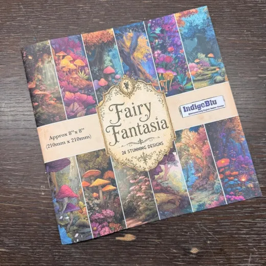 Verpackung des 8x8 Paper Books "Fairy Fantasia" mit 24 Designs aus bunt illustrierten Fantasy-Waldmotiven mit Pilzen und Bäumen.