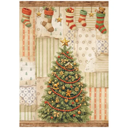 Reispapiermotiv eines geschmückten Weihnachtsbaums mit gestrickten Strümpfen auf Patchwork-Hintergrund.