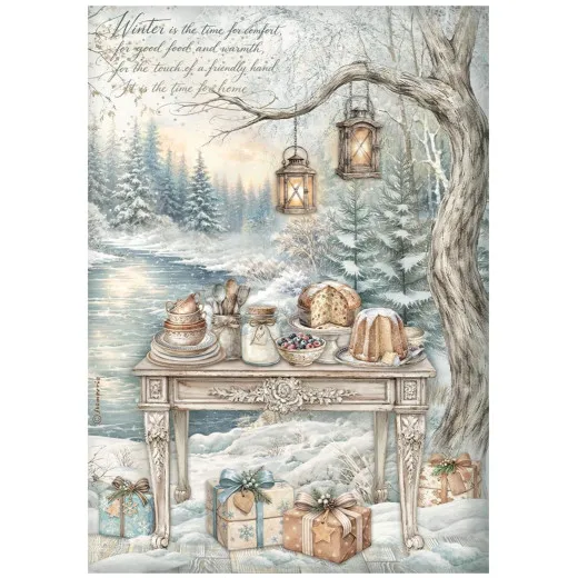 Reispapiermotiv einer weihnachtlich gedeckten Festtafel mit Panettone und Laternen vor winterlicher Seelandschaft.