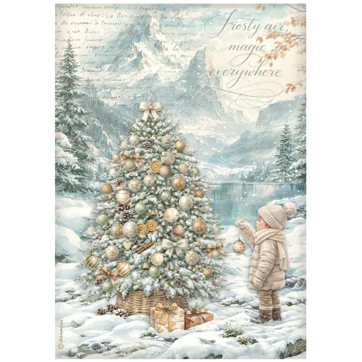 Reispapiermotiv eines geschmückten Weihnachtsbaums vor Bergsee-Kulisse mit Jungen im Wintermantel, Schriftzug "Frosty air, magic everywhere".