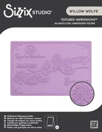 Verpackungsfoto des lila A6 Multi-Level Embossing Folders mit vergrößertem Detailausschnitt des Vintage-Etiketts.