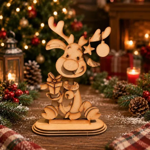 Unbemalte MDF-Holzfigur Rentier der IndigoBlu Woodology Reindeer vor weihnachtlicher Dekoration.