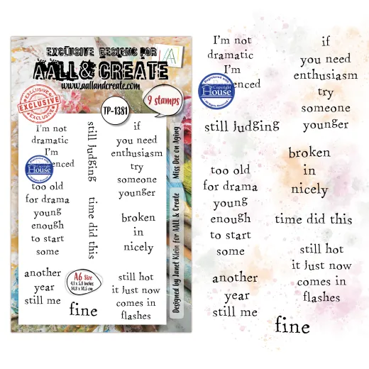 Verpackung des Wortstempel-Sets „Miss Dee on Aging" mit Einzelstempel-Sprüchen wie „still judging" und „fine" auf Aquarell-Hintergrund