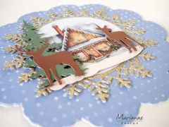Detailansicht: Geschichtete Kartenkomposition mit Eiskristall-Stanzschablone, goldenen Kristallen, Hirsche und Winterhaus in 3D-Effekt