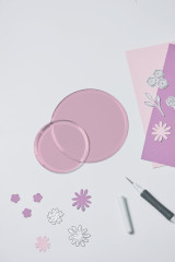 Sizzix Circular Cutting Pads Lilac mit Stanzschablonen und ausgestanzten Papierblumen