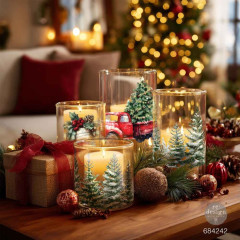 Glaswindlichter dekoriert mit Weihnachtsmotiven der Hometown Holiday Rub-Ons in festlicher Wohnzimmer-Atmosphäre.
