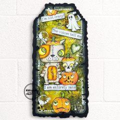 Gestaltete Karte mit Halloween-Motiven: Totenschädel, Kürbisse, Vogelscheuche und Geist mit Spruchbändern