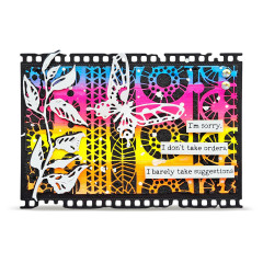 Handgemachte Scrapbooking-Karte mit buntem Schablonenhintergrund und Schmetterling