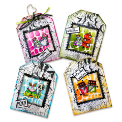 4 fertige Bastelarbeiten mit Halloween-Motiven: bedruckte Anhänger in Pink, Grün, Blau und Orange mit Eulenstempeln