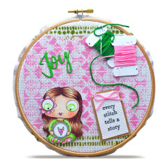 Gestickter Stickrahmen mit Janet Klein Motiv und Stempelabdruck auf rosa Stoff