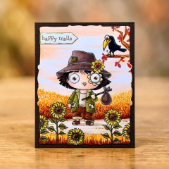 Karte mit Wandererfigur im Sonnenblumenfeld, Krähe und Etikett happy trails