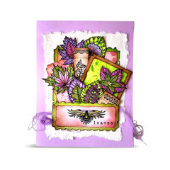 Lila Karte mit kolorierten Blättern in Pink und Grün, Tags und Etikett leaves