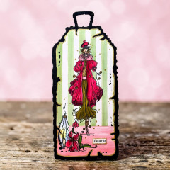 Koffer-Karte mit Dame in Pink vor grünen Streifen und Etikett Peace