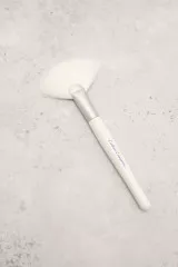 Crafters Companion - Pearl Powder Fan Brush