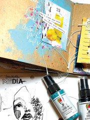 Dina Wakley Media Gloss Spray - Peacock