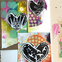 Mixed-Media-Collage mit gestempelten Herzen und Punktmustern in Orange auf bunten Hintergründen
