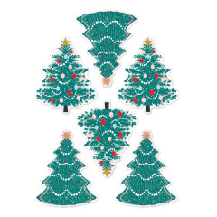 Nahaufnahme des Stickerbogens mit den bunt geschmückten Weihnachtsbaum-Motiven