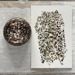 Distress Liquid Tinsel Tarnished angewendet in Behälter und auf Papier, grausilberner strukturierter Glitzereffekt