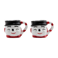 2 Snowman Mugs nebeneinander, weiße Tassen mit schwarzem Hut, roten Wangen und Augen, rot-weiß gestreifter Henkel