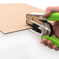 Crop-A-Dile Power Punch Lochzange mit grünem Griff beim Lochen von Papier in Aktion