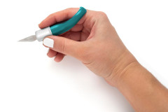 Hand hält Comfort Craft Bastelmesser mit Fingergriff und scharfer Klinge zum Schneiden