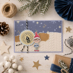 Weihnachtskarte mit gestempeltem Santa-Claus-Siegel, Elfen-Motiv und Prägepapier auf hellem Holz