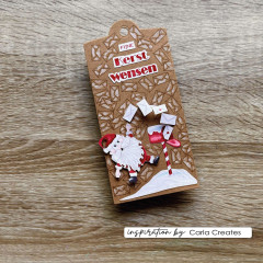 Kraftpapier-Tag mit gestempeltem Weihnachtsmann, rotem Briefkasten und Briefumschlägen auf Holzuntergrund
