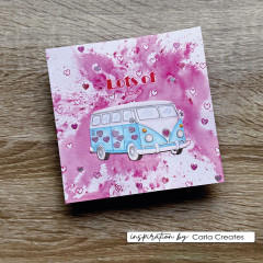 Quadratische Karte mit blauem Hippie-Bus und Herzen auf pinkem Aquarellhintergrund, Schriftzug Lots of Love