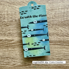 Handgemachter Tag mit Fischen und Spruch Go with the Flow gestempelt