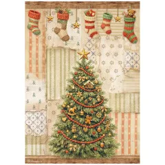 Weihnachtsbaum mit einer Reihe aufgehängter Strümpfe darüber.