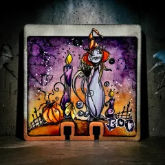 Kreative Acrylblock-Gestaltung mit Hexe, Kürbissen, Kerzen und Herbstdekorationen in lila, orange und goldenen Tönen mit Grunge-Effekt