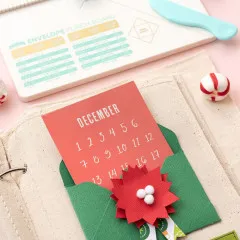 Rote Weihnachtskarte mit Foto, Kalender-Motiv 25 Dezember und Punch Board im Hintergrund auf rosa Untergrund