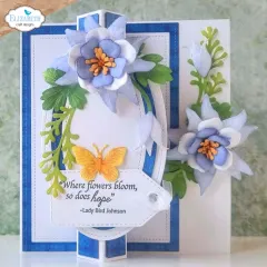 Hellblau-lila Akeleien-Kaskadenkarte mit Zitat „Where flowers bloom, so does hope – Lady Bird Johnson“.