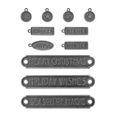 Detailansicht aller 11 Verzierungsteile: 4 runde nummerierte Tags, 4 Spruch-Tags (Wonder, Wishes, Sweets, Joyful), 3 längere Plaques (Merry Christmas, Oh! Holiday Wishes, Season of Magic) in antiker Silberoptik