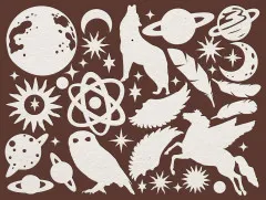 Weiße Papierformen: Planeten, Mond, Sonne, Wolf, Eule, Pegasus, Federn und Sterne