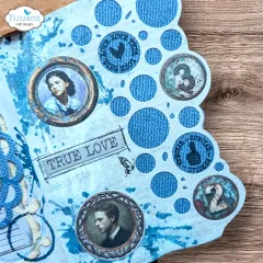 Anwendungsbeispiel: blaue Journalseite mit Kreis-Stanzfenster, eingesetzten Vintage-Porträtfotos und Stempel-Schriftzug „True Love“.