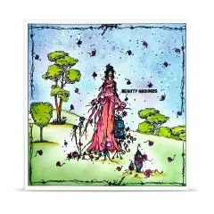 Kolorierte Beispielkarte mit der gestempelten Modefigur in Landschaftsszene mit Bäumen und dem Schriftzug „BEAUTY ABOUNDS“.